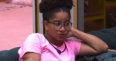 Milena do BBB 26 em momento de decisão entre figurino e cirurgia do cachorro