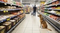 Cachorro em corredor de supermercado em Belo Horizonte