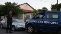 Viatura da Guarda Civil Municipal em frente a uma residência em São Vicente.