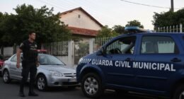 Viatura da Guarda Civil Municipal em frente a uma residência em São Vicente.