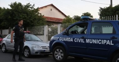 Viatura da Guarda Civil Municipal em frente a uma residência em São Vicente.