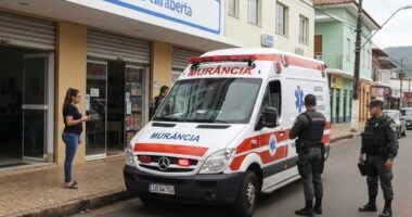 Ambulância municipal em frente a loja após ataque de pitbull em Tarabai.