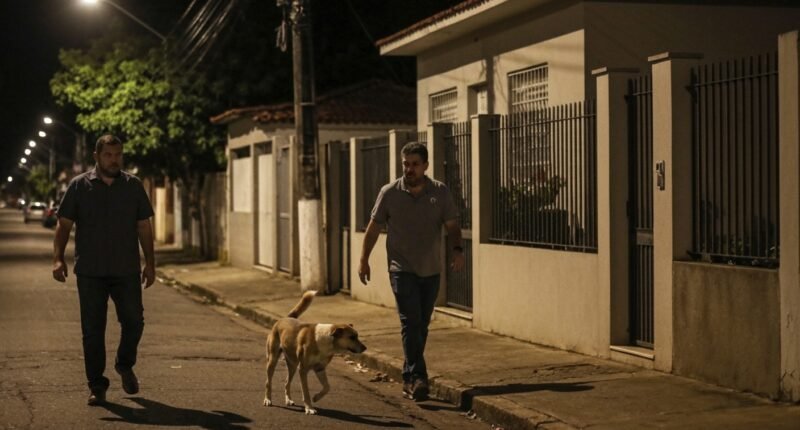 Promotor de Justiça em frente a residência em Araruama após disparo contra cachorro.